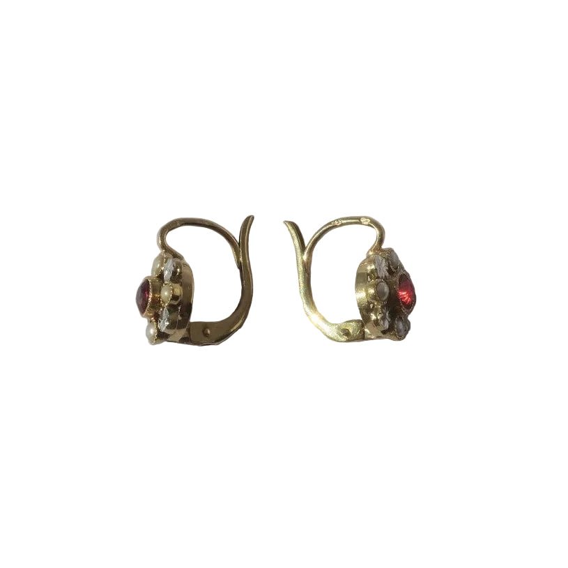 Boucles d’oreilles Dormeuses en or jaune, or banc, rubis, et perles - Castafiore