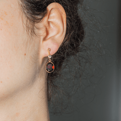 Boucles d'oreilles Dormeuses en or jaune, or blanc, platine, grenats et diamants - Castafiore