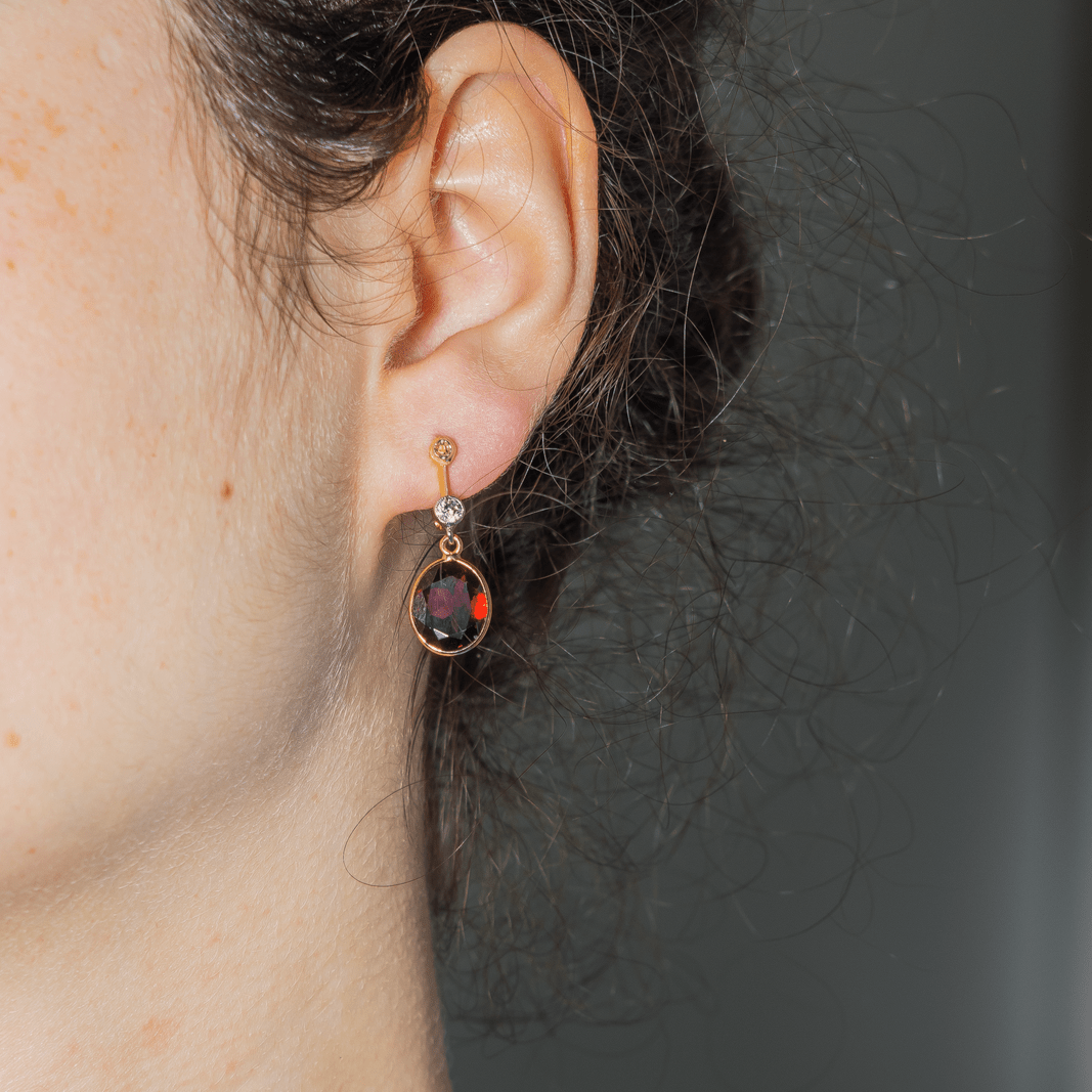 Boucles d'oreilles Dormeuses en or jaune, or blanc, platine, grenats et diamants - Castafiore