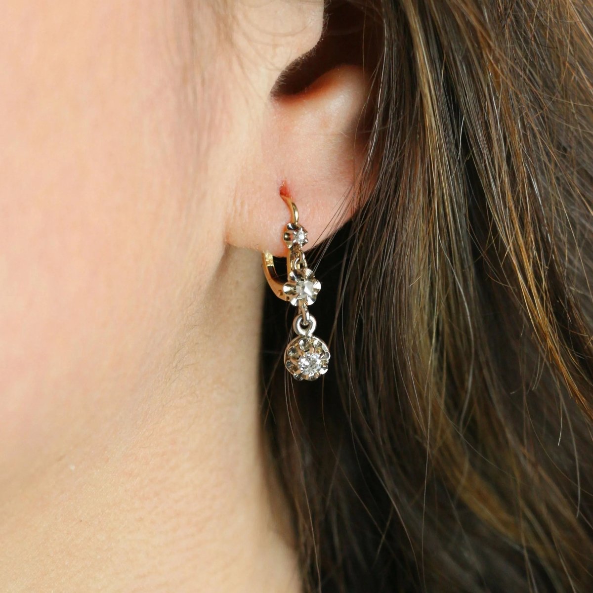 Boucles d'oreilles Dormeuses en or jaune, platine et diamants - Castafiore