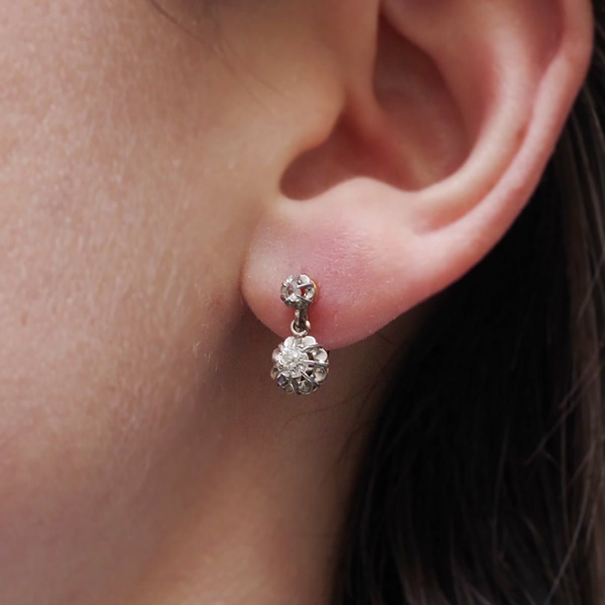 Boucles d'Oreilles Dormeuses en or jaune, platine, et diamants - Castafiore