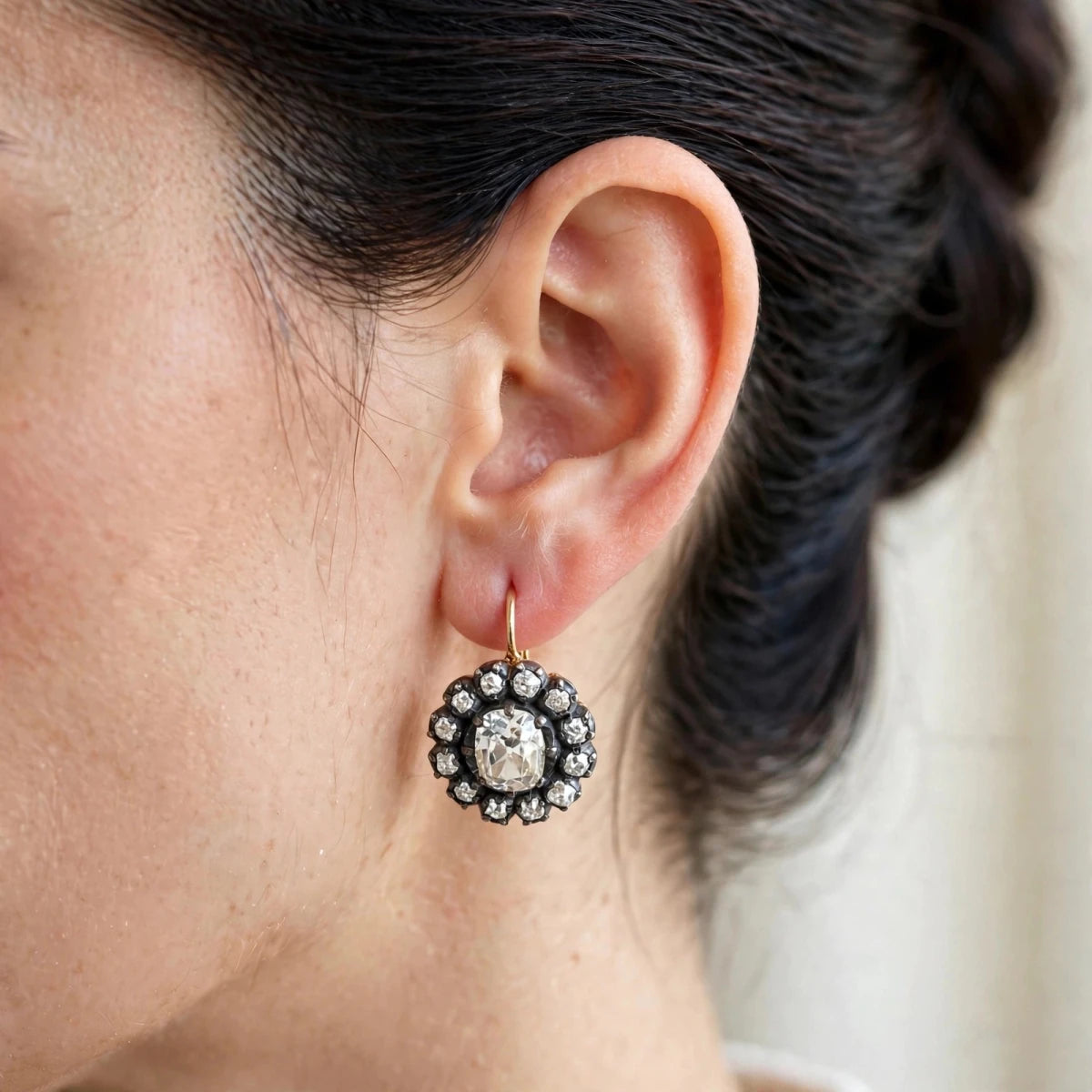 Boucles d'oreilles Dormeuses en or jaune, platine et diamants - Castafiore
