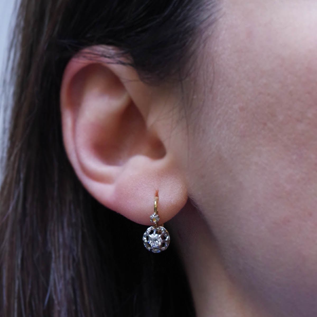 Boucles d'oreilles Dormeuses en or jaune, platine et diamants - Castafiore