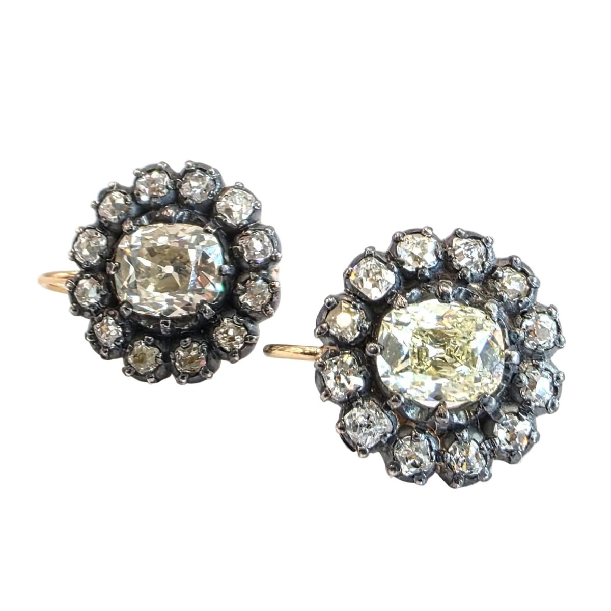 Boucles d'oreilles Dormeuses en or jaune, platine et diamants - Castafiore