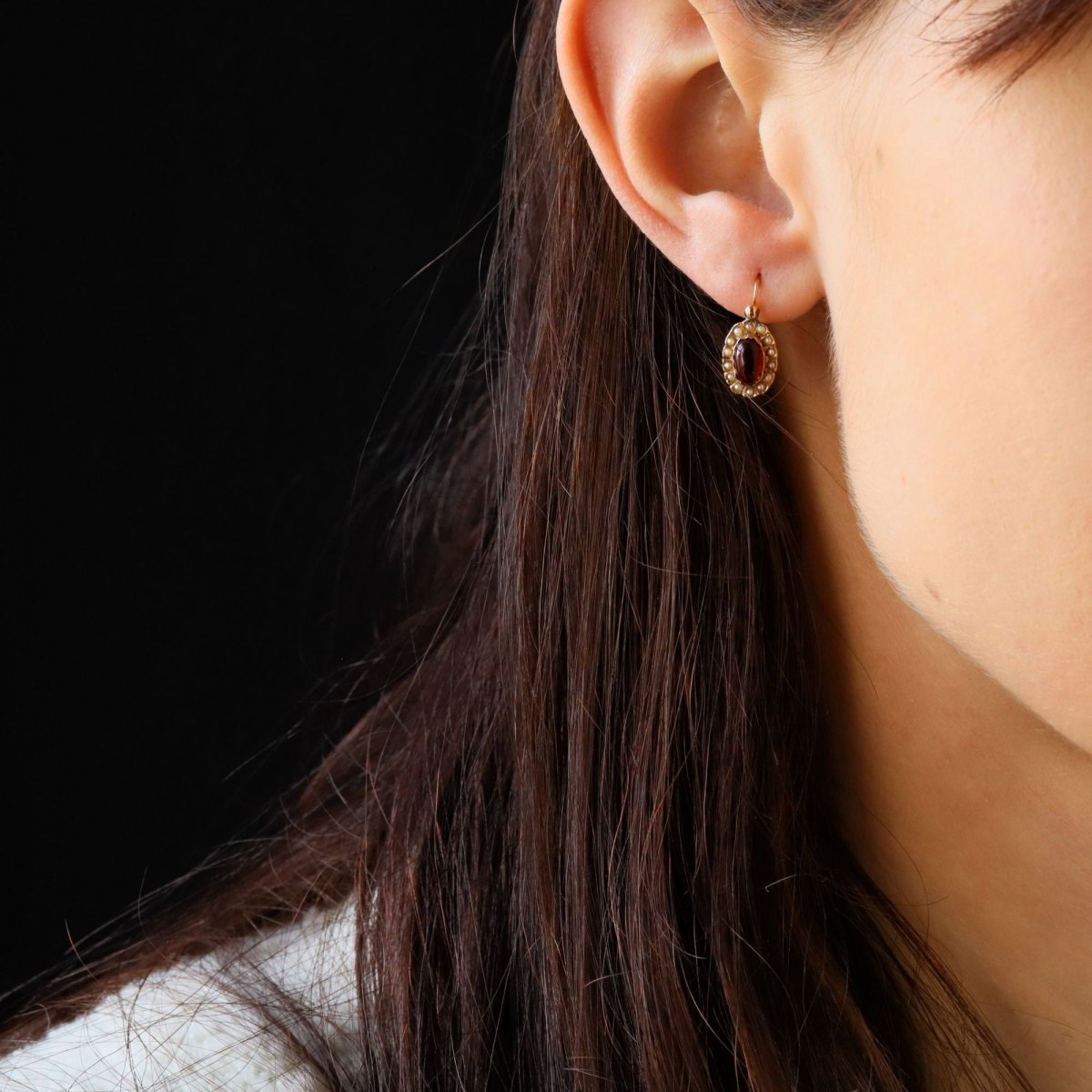 Boucles d'oreilles Dormeuses en or rose, grenats et perles - Castafiore