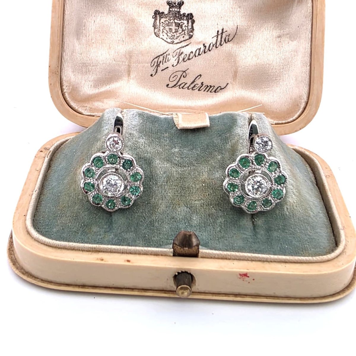 Boucles d'oreilles Dormeuses en platine, émeraudes et diamants - Castafiore
