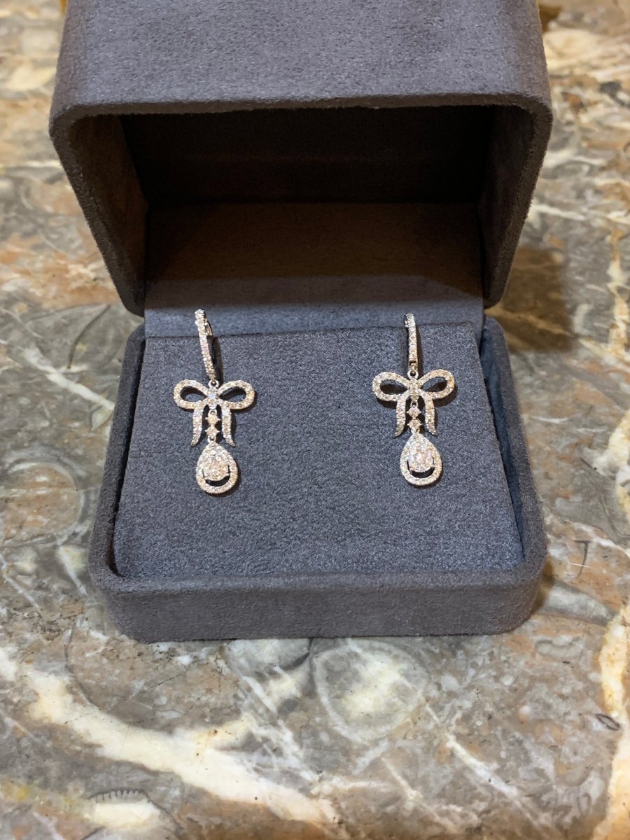 Boucles d'oreilles Dormeuses nœuds en or gris et diamants - Castafiore