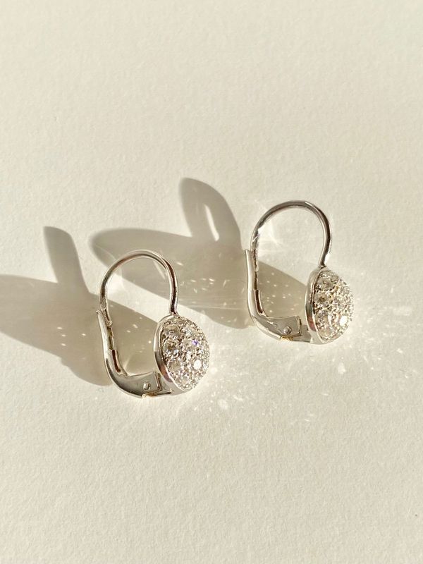 Boucles d'oreilles en or blanc 18k et diamants