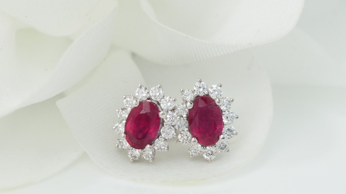 Boucles d'oreilles en or blanc, rubis et diamants