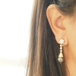 Boucles d'oreilles en or jaune, Diamants et perles de Tahiti - Castafiore