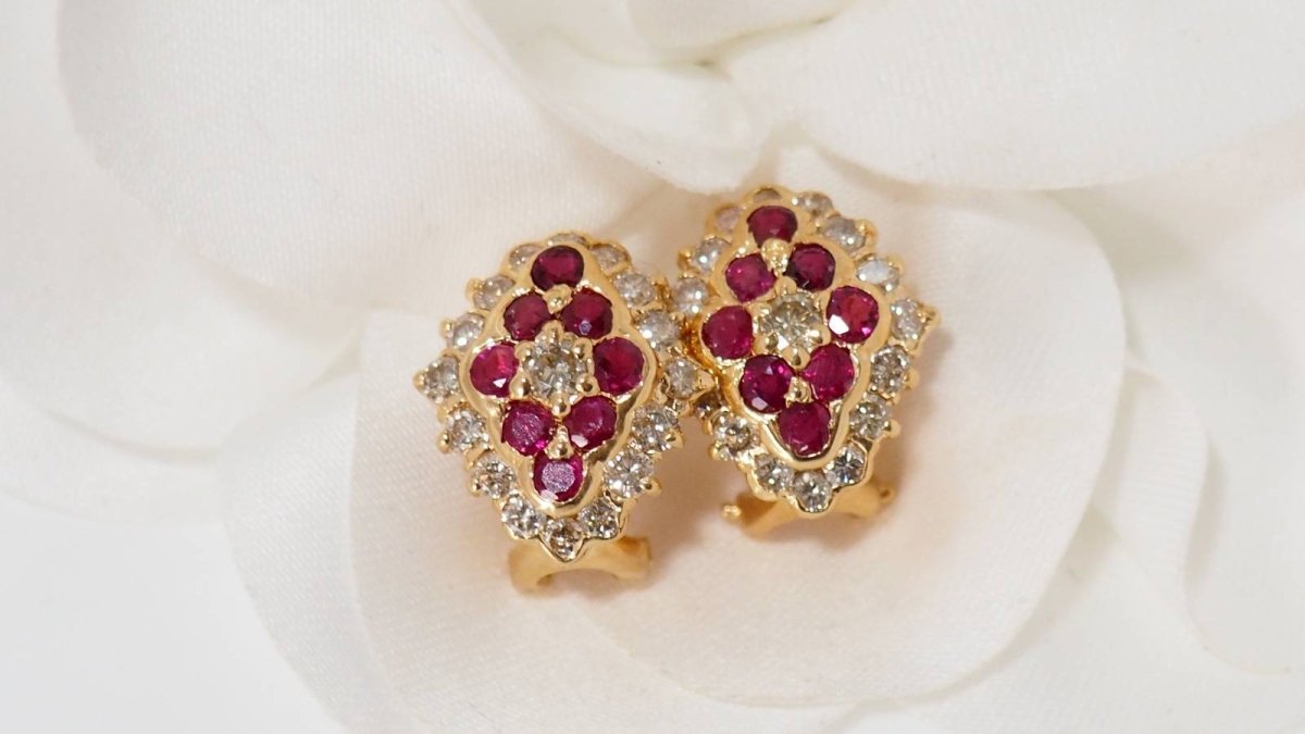 Boucles d'oreilles en or jaune, diamants et rubis - Castafiore
