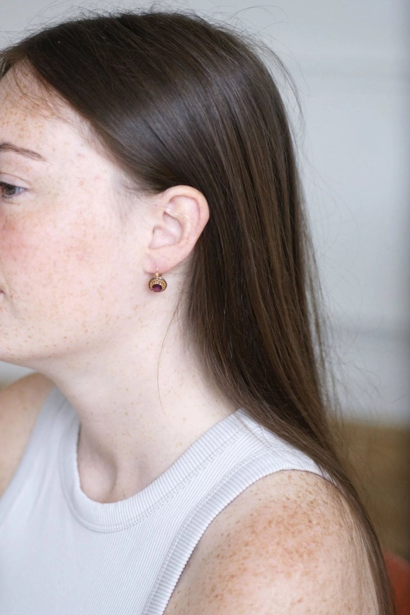 Boucles d'oreilles en or jaune, émail et grenats - Castafiore