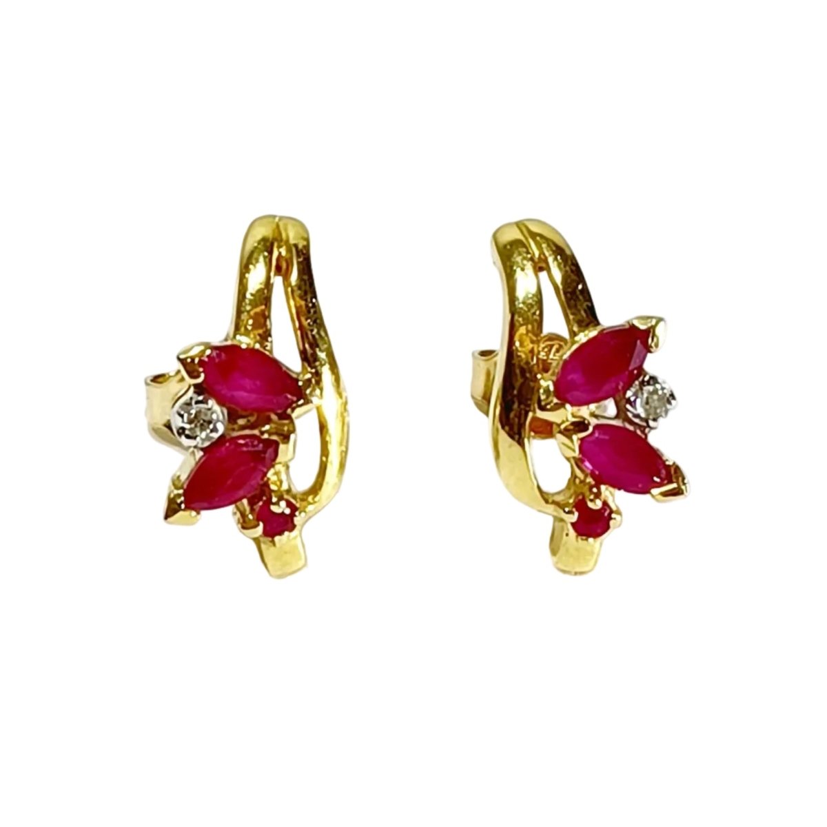 Boucles d'oreilles en or jaune, rubis et diamants - Castafiore