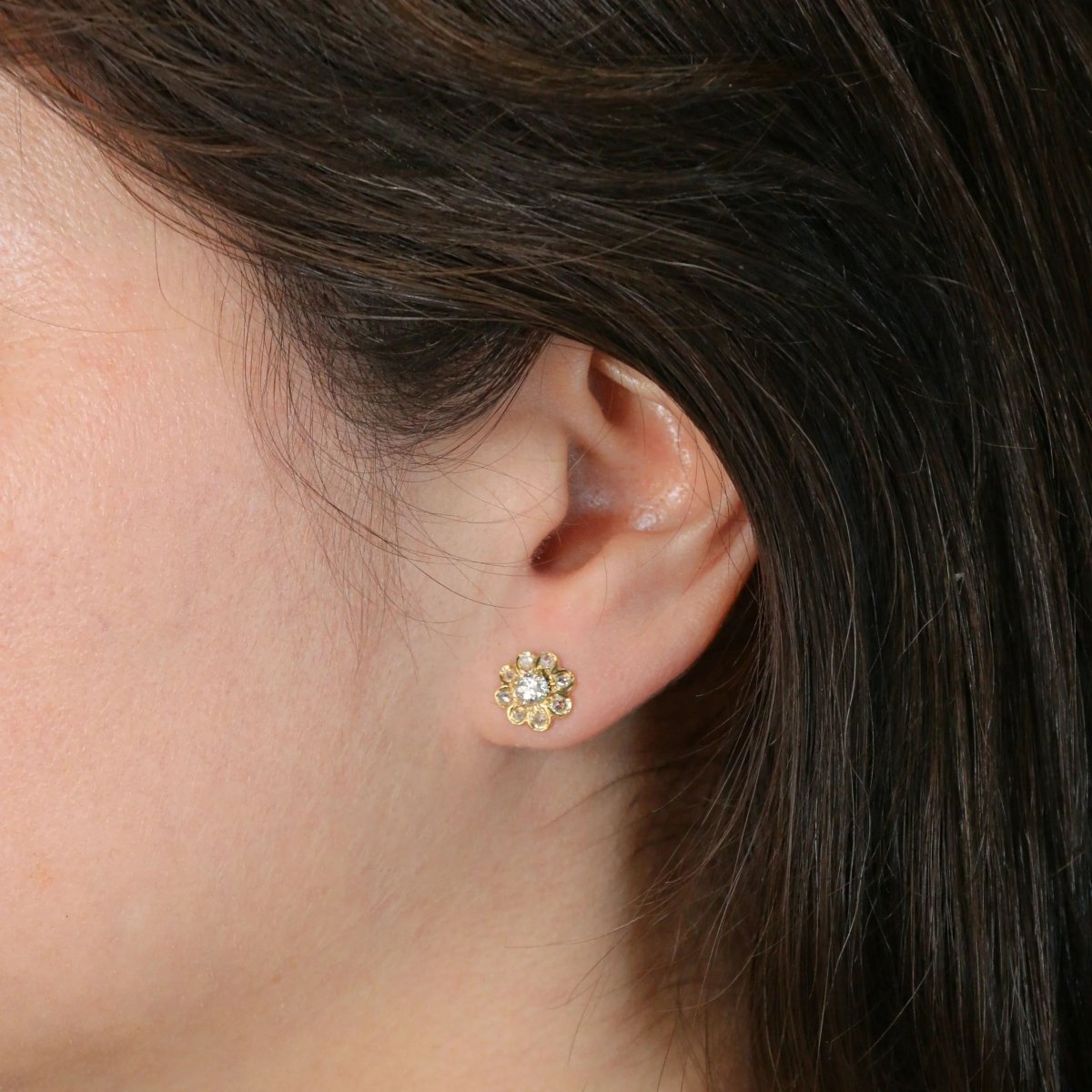 Boucles d'oreilles fleur en or jaune et diamants - Castafiore