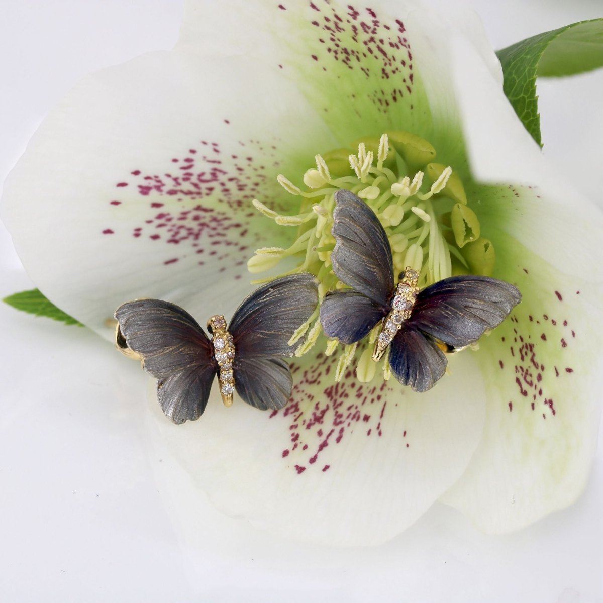 Boucles d'oreilles papillons en or, émail et diamants - Castafiore