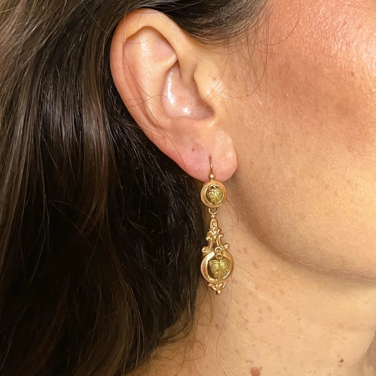 Boucles d'oreilles pendantes anciennes en or rose et vert à motif de feuille de vigne - Castafiore