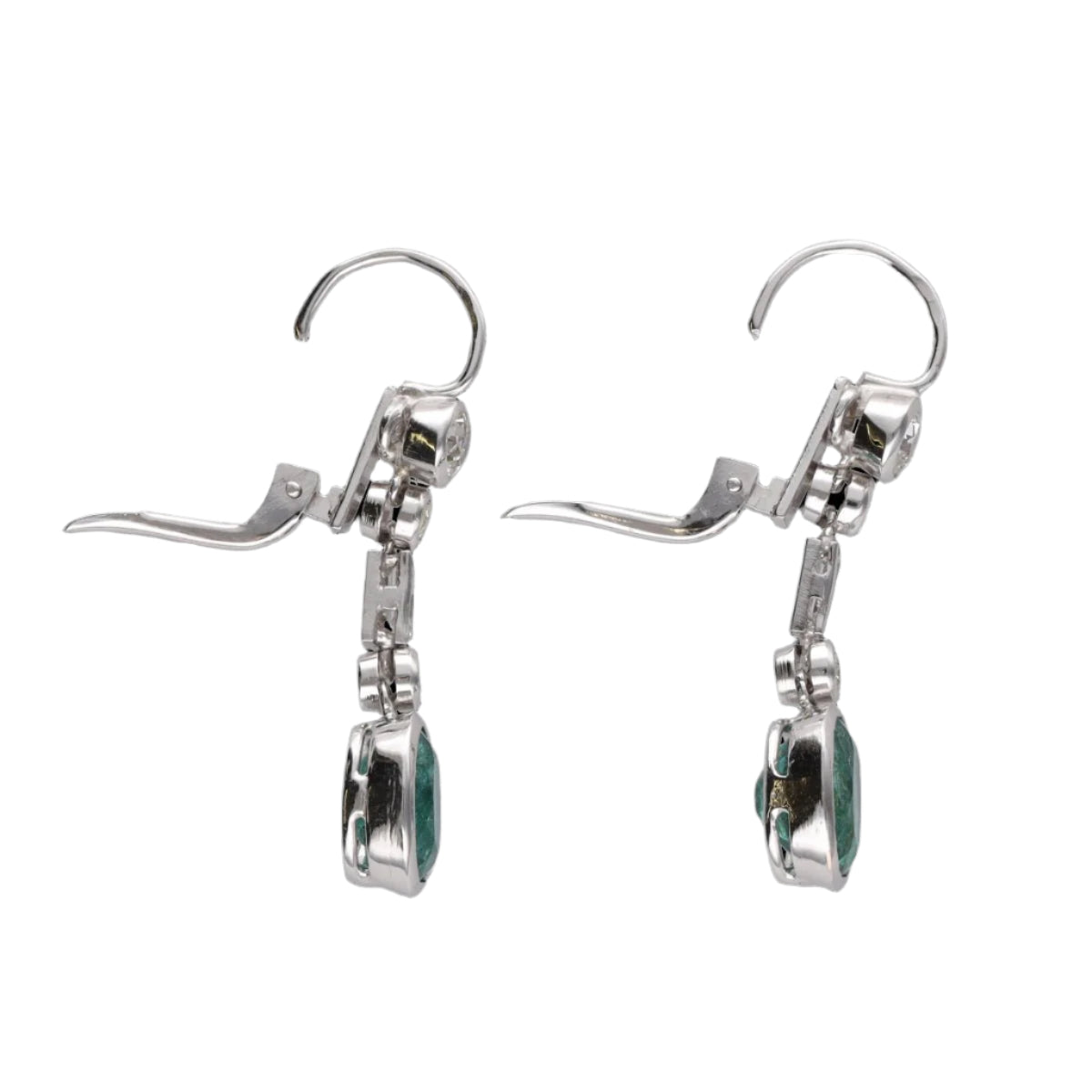 Boucles d'oreilles pendantes avec emeraudes et diamants en Or gris 18 Cts. - Castafiore