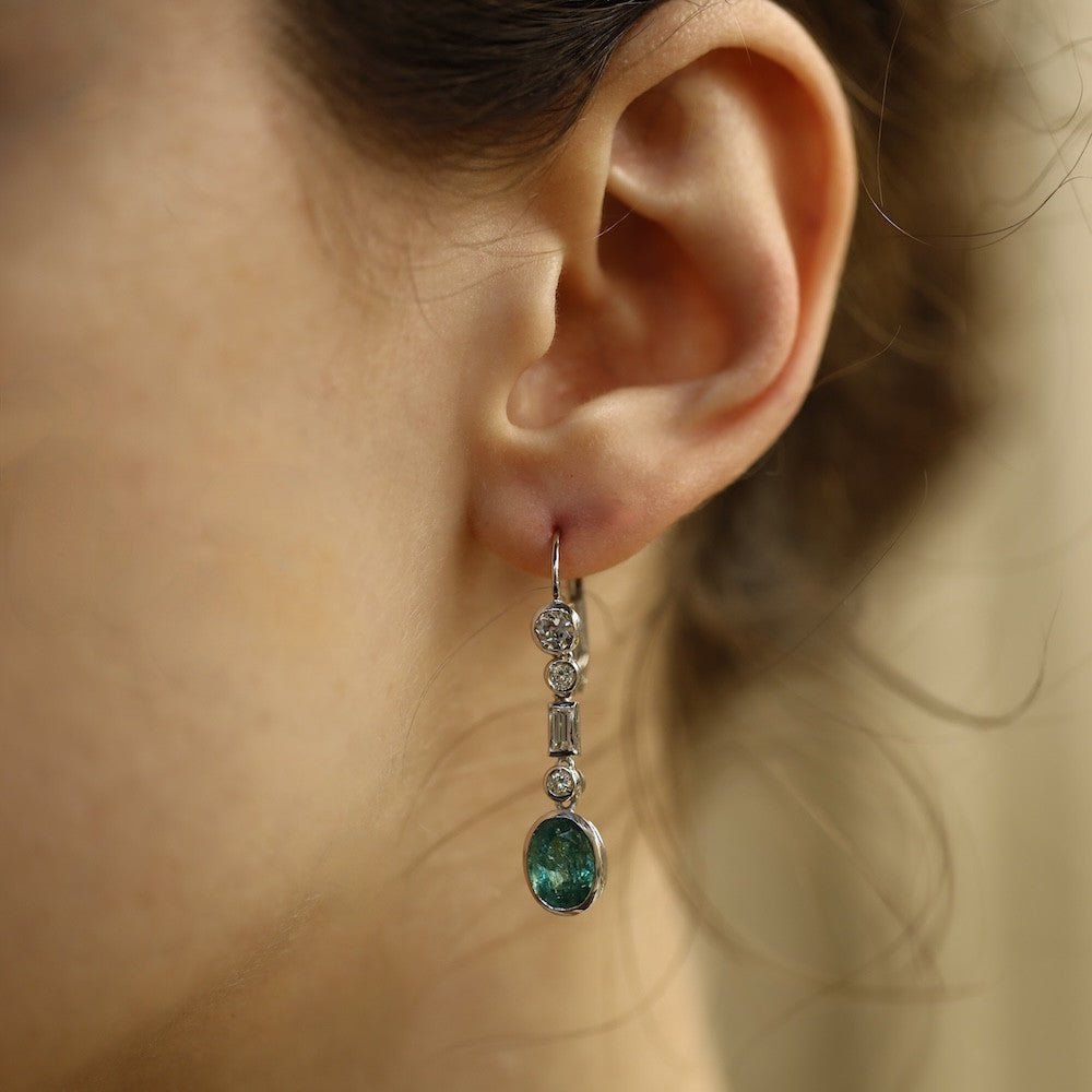 Boucles d'oreilles pendantes avec emeraudes et diamants en Or gris 18 Cts. - Castafiore