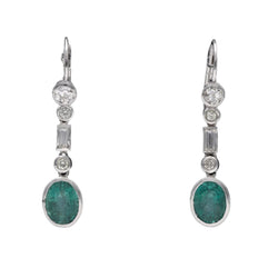 Boucles d'oreilles pendantes avec emeraudes et diamants en Or gris 18 Cts. - Castafiore