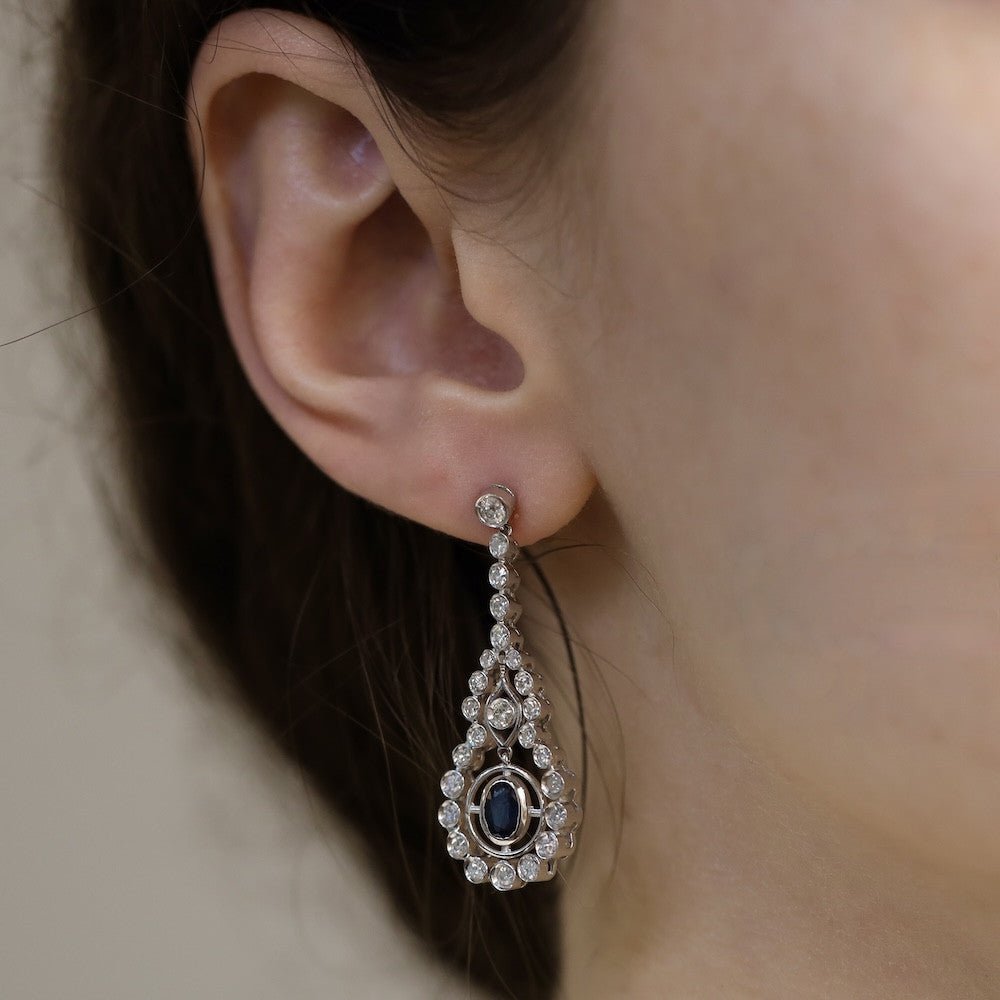 Boucles d'oreilles pendantes avec saphirs et diamants en Or gris 18 Cts vers 1970. - Castafiore