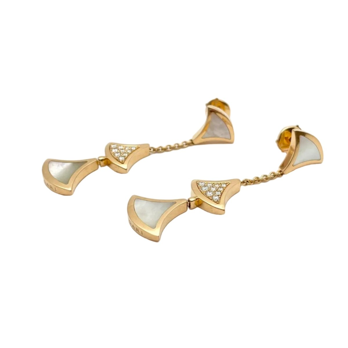Boucles d'oreilles Pendantes BULGARI "Diva's Dream" en or rose, nacre et diamants - Castafiore