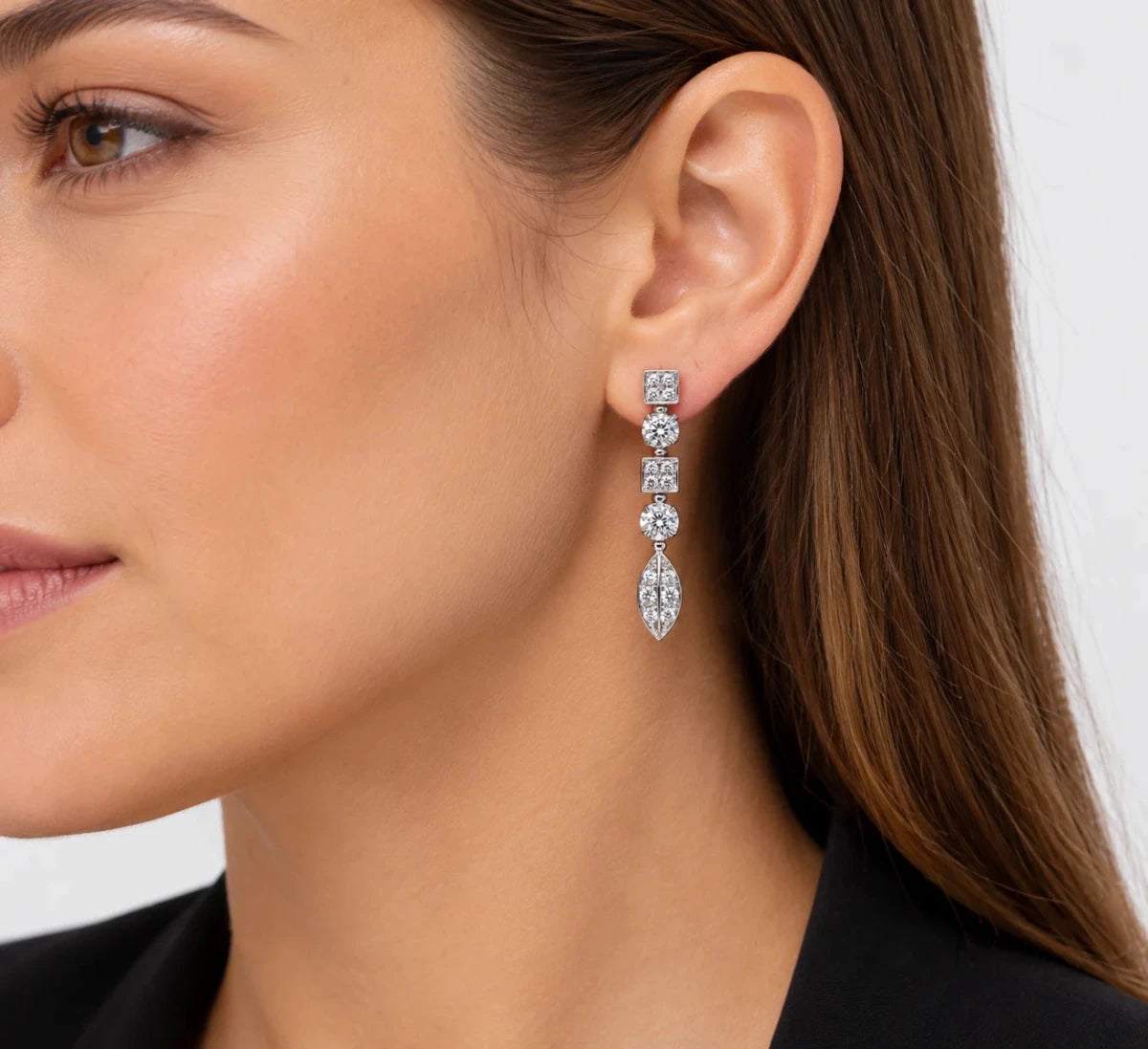 Boucles d'oreilles Pendantes BULGARI "Lucea" en or blanc et diamants - Castafiore