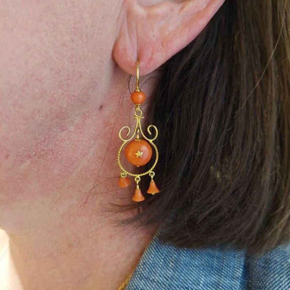 Boucles d'oreilles pendantes corail en or jaune - Castafiore