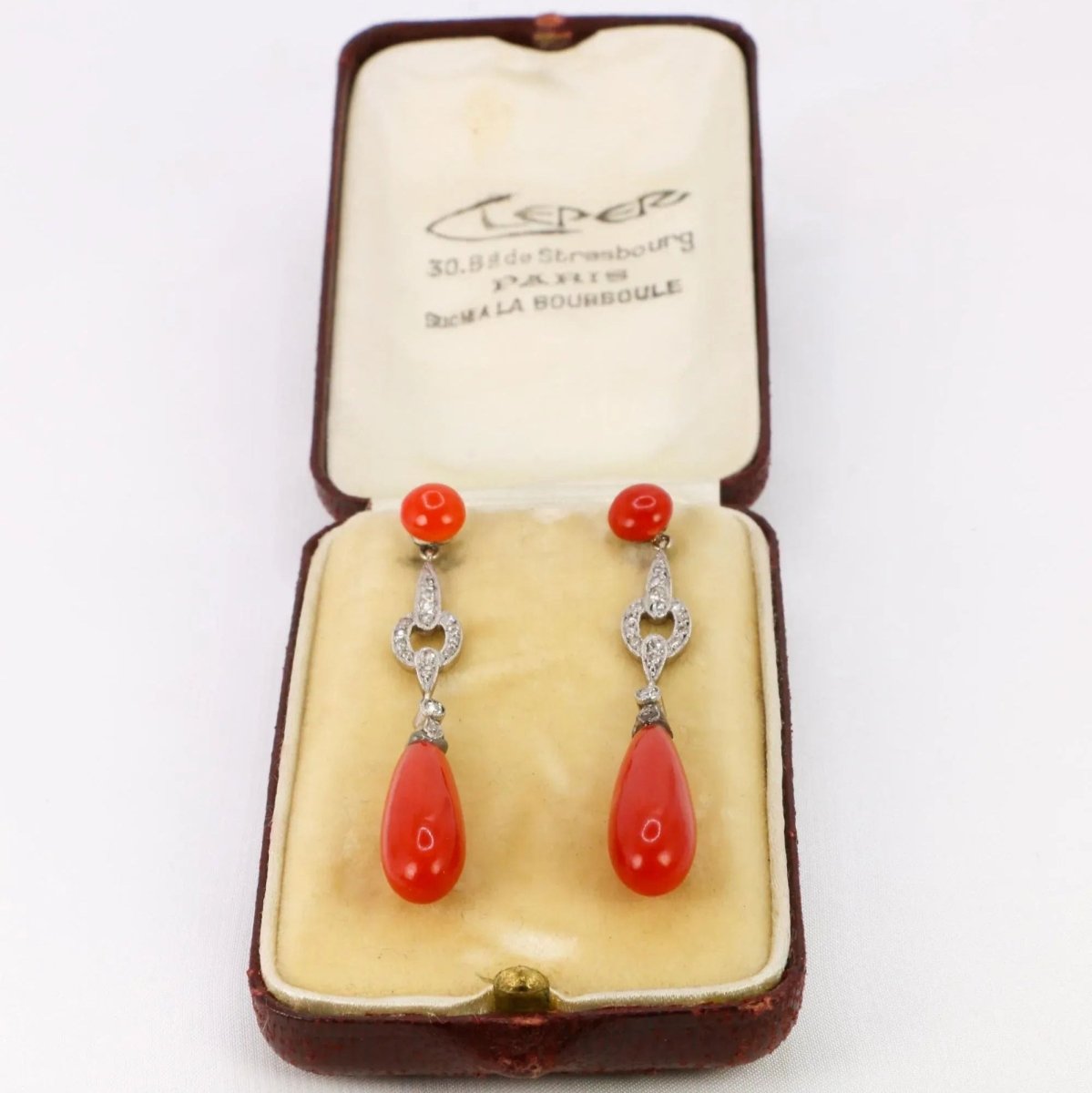 Boucles d'oreilles pendantes en or blanc, corail et diamant - Castafiore