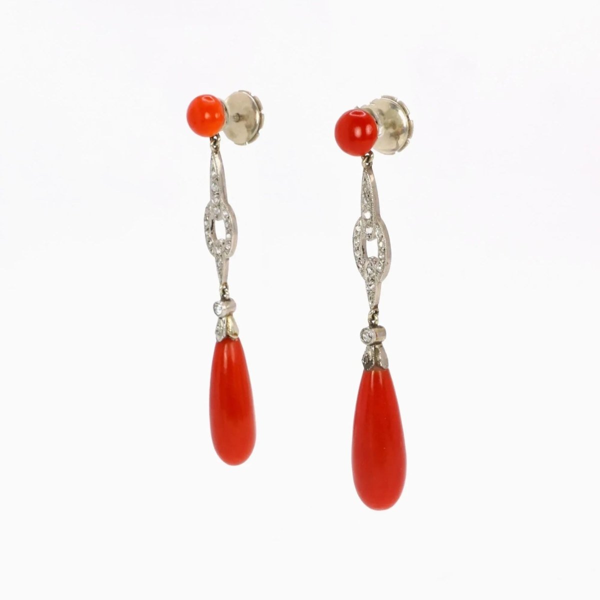 Boucles d'oreilles pendantes en or blanc, corail et diamant - Castafiore