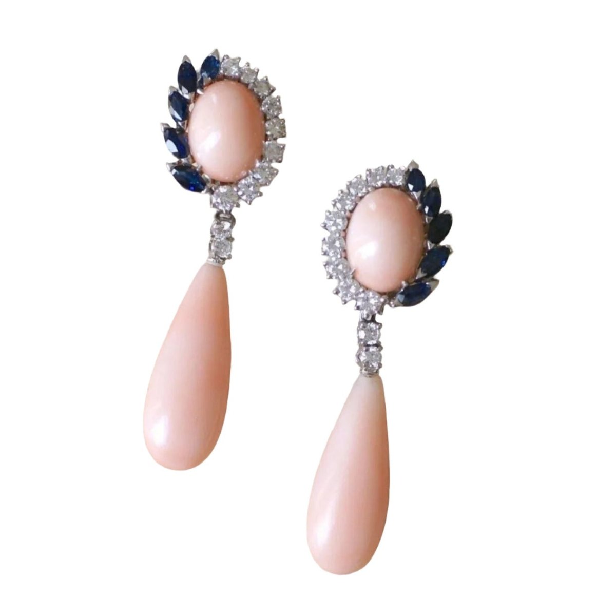 Boucles d'oreilles pendantes en or blanc, corail peau d'ange, saphirs et diamants - Castafiore