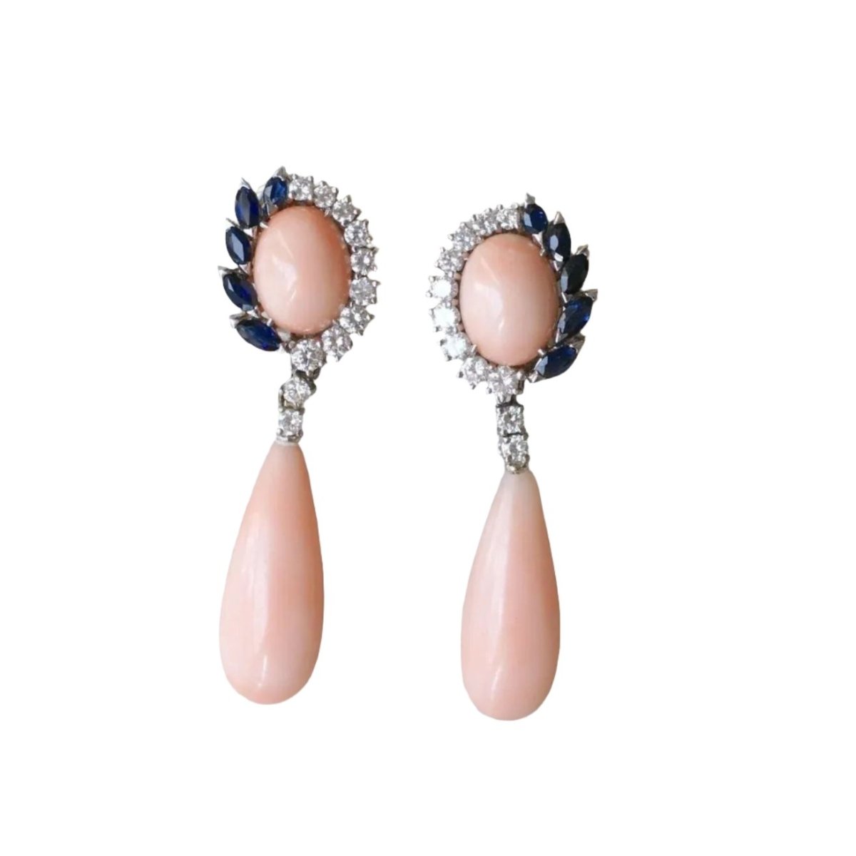 Boucles d'oreilles pendantes en or blanc, corail peau d'ange, saphirs et diamants - Castafiore