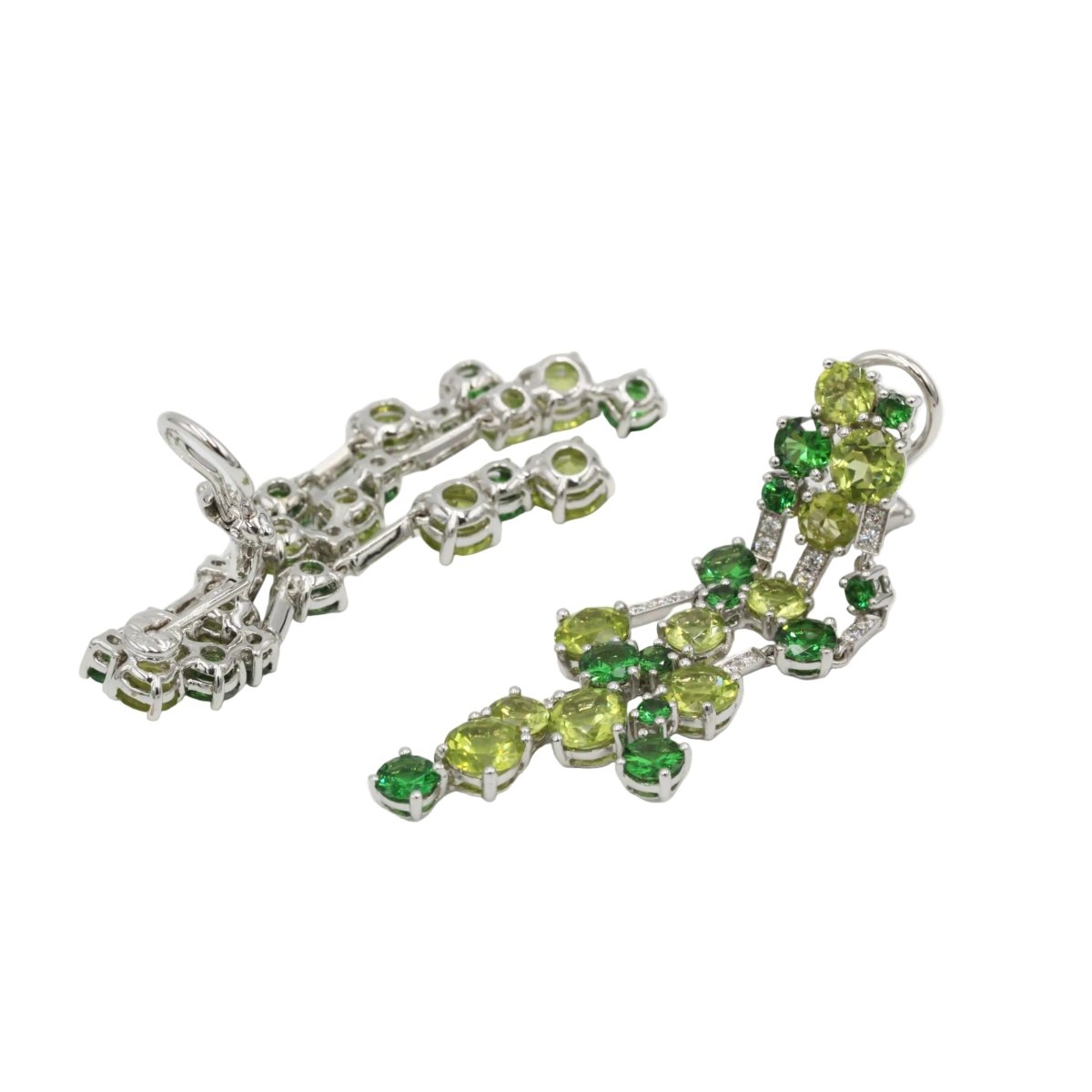 Boucles d'oreilles Pendantes en or blanc, pérdiots, grenats, tsavorites et diamants - Castafiore