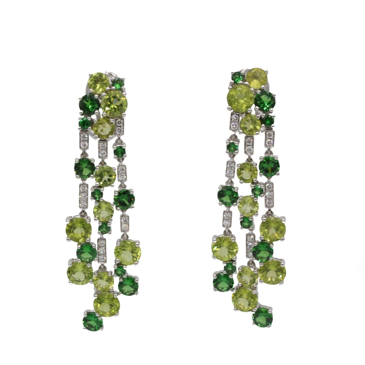 Boucles d'oreilles Pendantes en or blanc, pérdiots, grenats, tsavorites et diamants - Castafiore