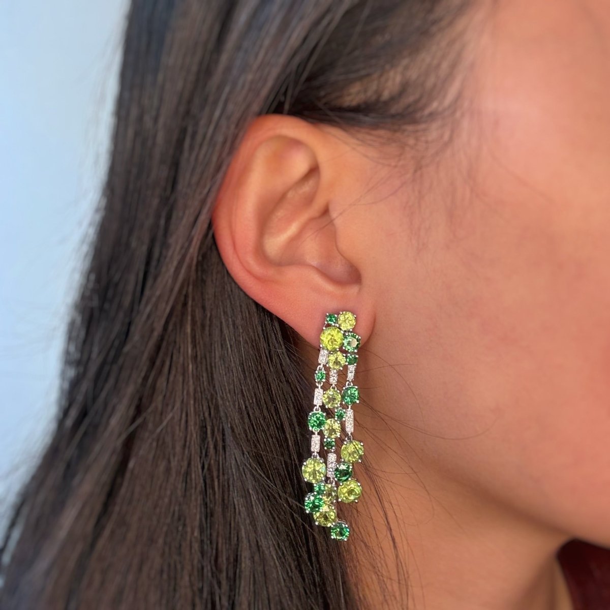 Boucles d'oreilles Pendantes en or blanc, péridots, grenats et diamants - Castafiore