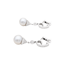 Earrings pending white gold, diamonds and pearls.