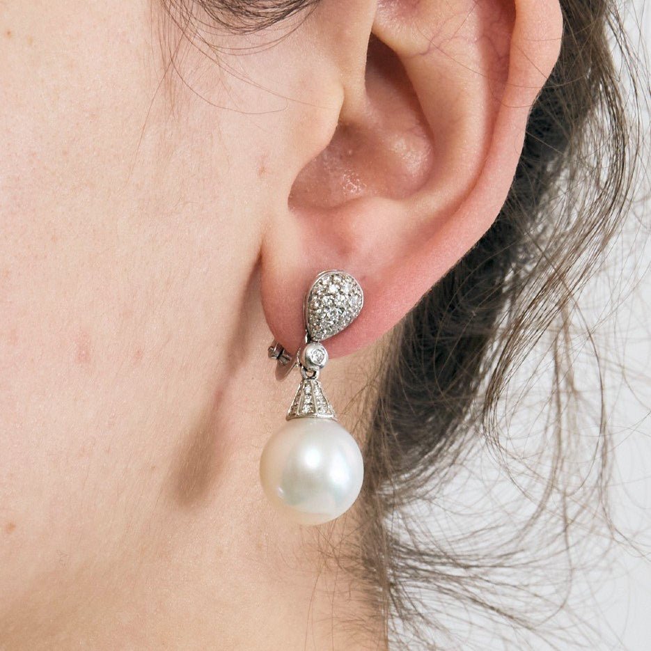 Boucles d'oreilles Pendantes en or blanc, perles et diamants - Castafiore