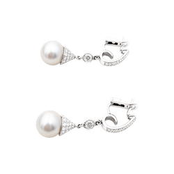 Earrings pending white gold, diamonds and pearls.