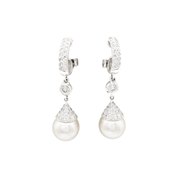 Earrings pending white gold, diamonds and pearls.