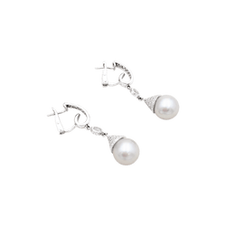 Earrings pending white gold, diamonds and pearls.