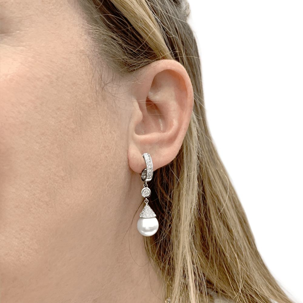 Earrings pending white gold, diamonds and pearls.