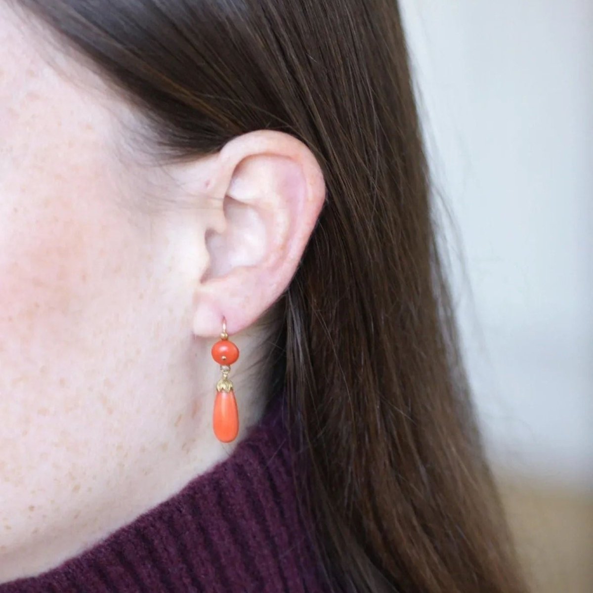 Boucles d'Oreilles Pendantes en or jaune, corail et perle - Castafiore