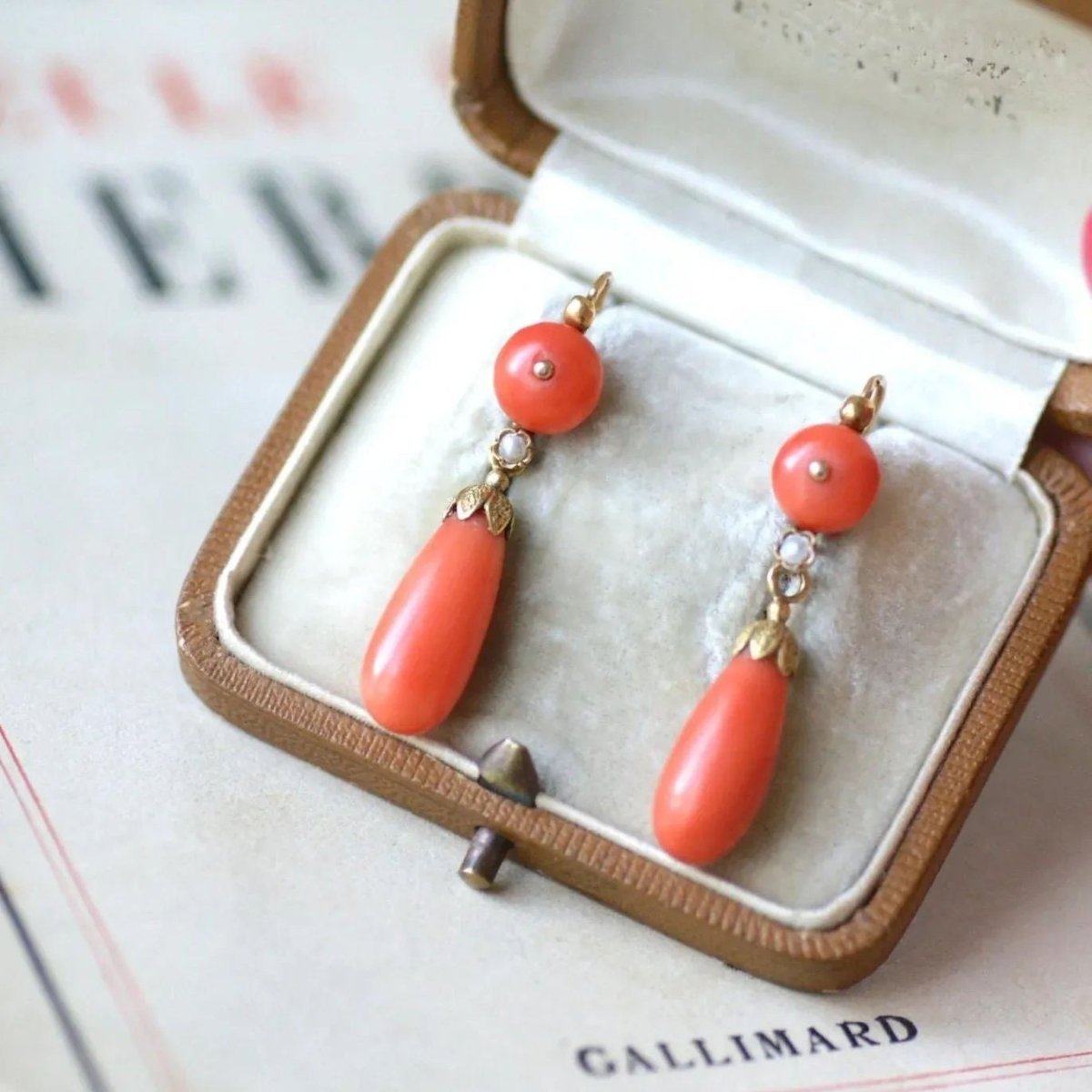 Boucles d'Oreilles Pendantes en or jaune, corail et perle - Castafiore