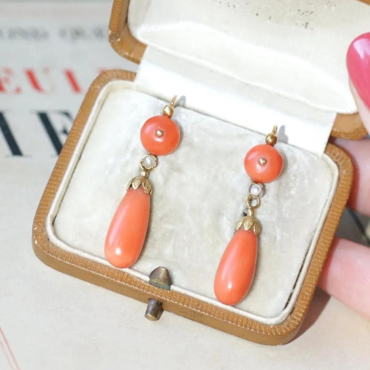 Boucles d'Oreilles Pendantes en or jaune, corail et perle - Castafiore