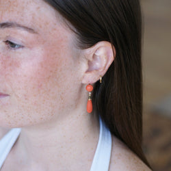 Boucles d'oreilles Pendantes en or jaune, émail, perle et corail - Castafiore