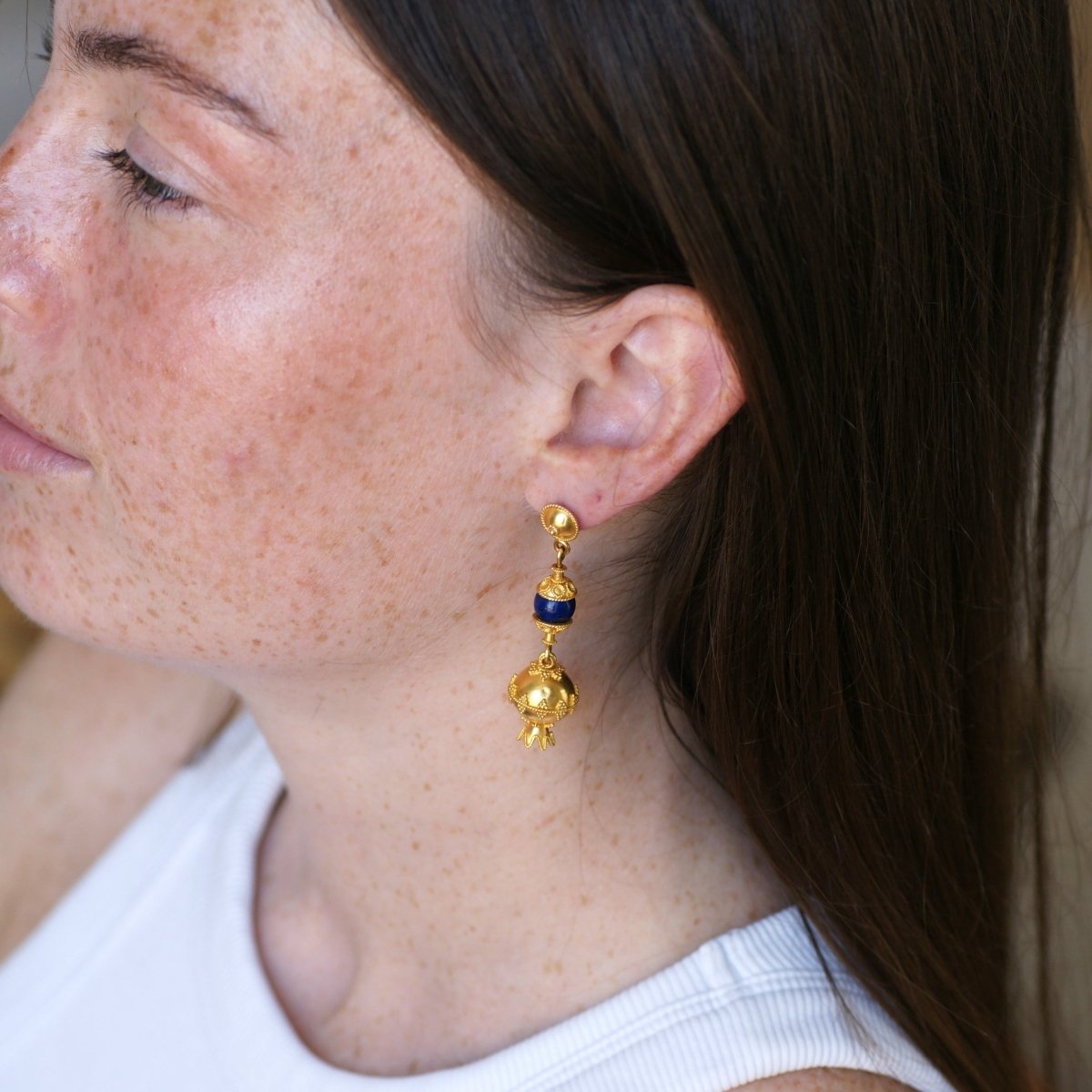 Boucles d'oreilles Pendantes en or jaune, lapis-lazuli et grenades - Castafiore