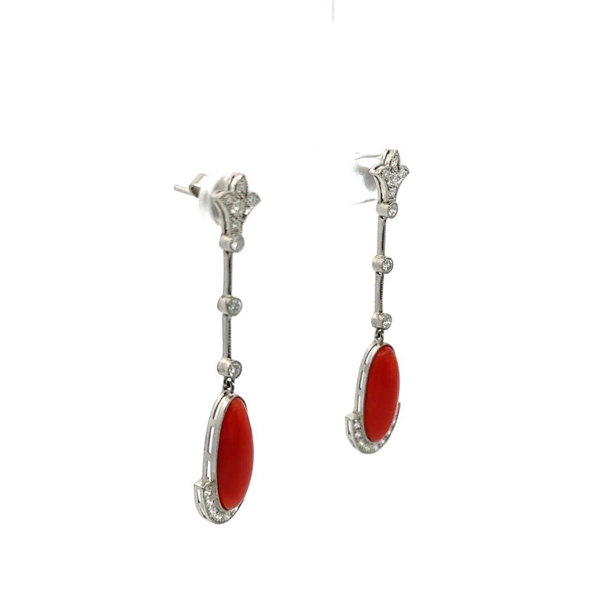 Boucles d'oreilles Pendantes en platine, corail et diamants - Castafiore