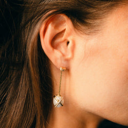 Boucles d'oreilles Pendantes FRED "Baie des Anges" en or jaune, perles et diamants - Castafiore