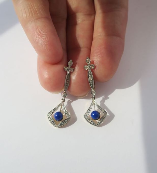 Boucles d’oreilles pendantes Lapis Lazuli Diamants deux Ors Art Déco - Castafiore