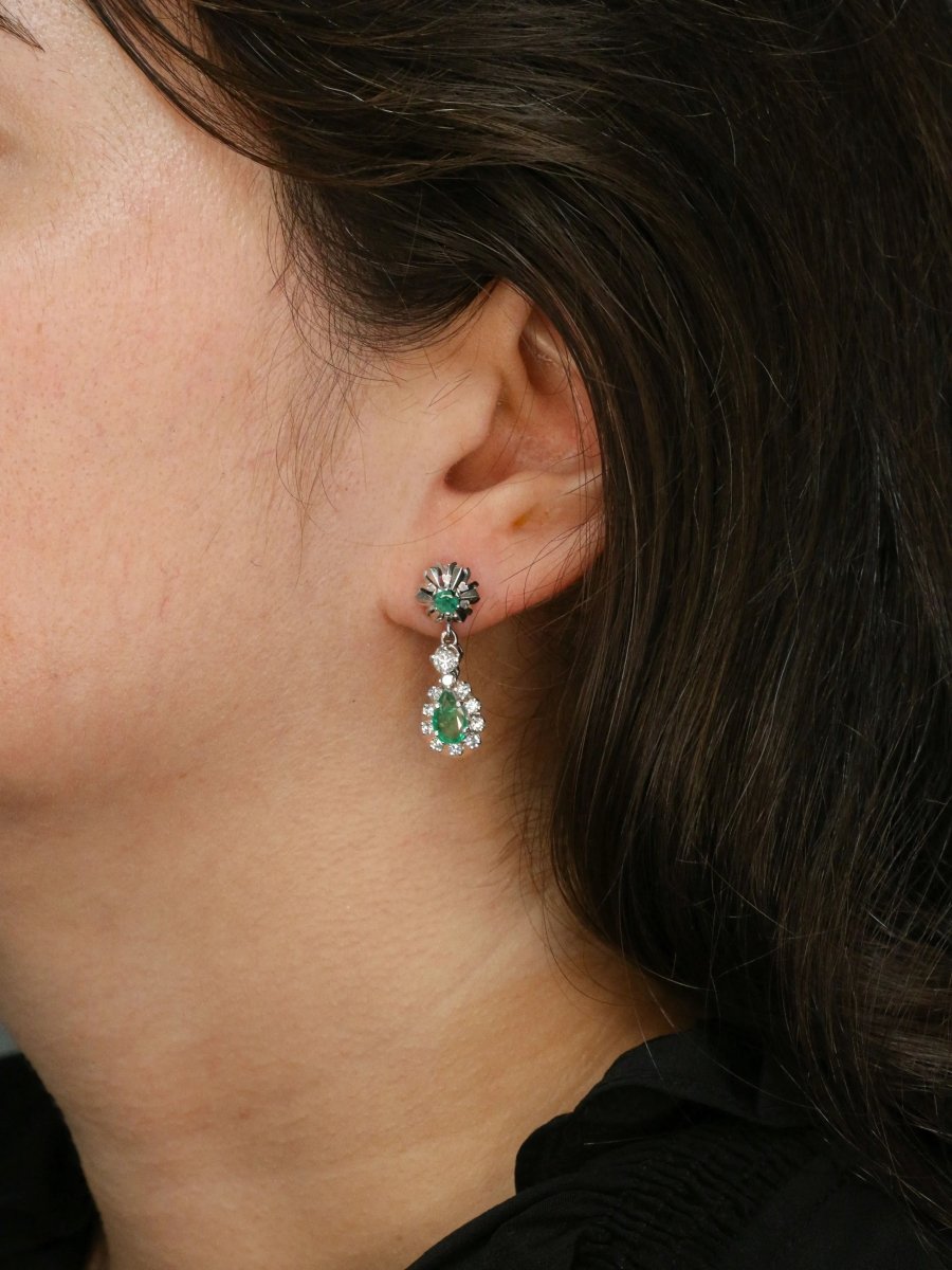 Boucles d'oreilles pendantes or blanc émeraudes diamants - Castafiore