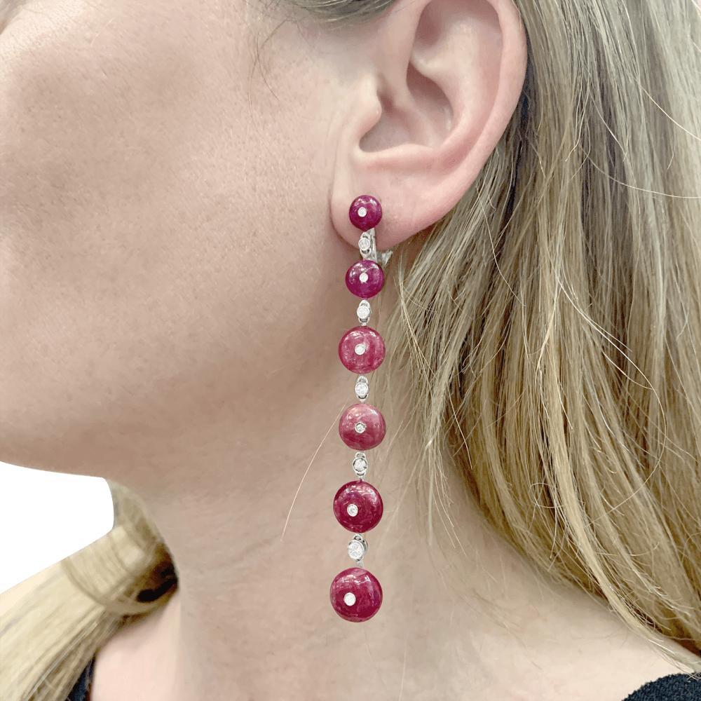 Boucles d'oreilles Pendantes REPOSSI en or blanc, rubis et diamants - Castafiore